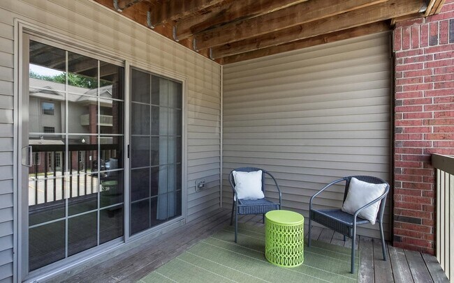 Building Photo - Large Two Bedroom Walking Distance to UIHC, Available 06/01/2026