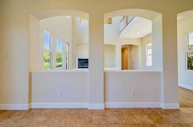 Building Photo - 2520 Club Dr