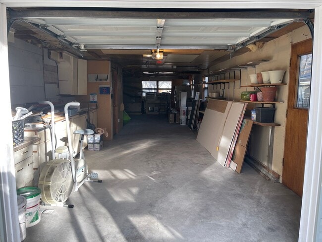 Building Photo - 2 Bedroom 1 Bath w/ Off Street Parking & Laundry