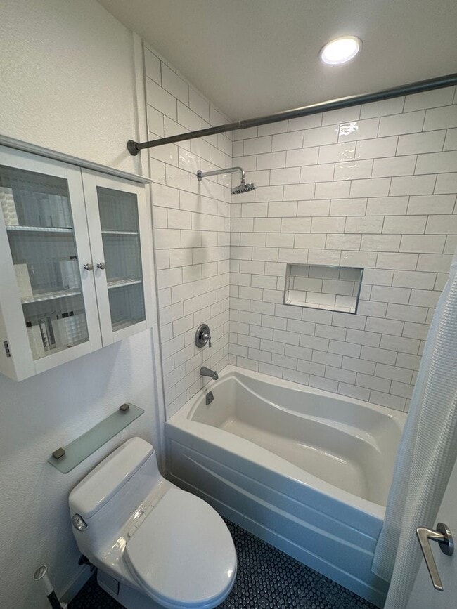 Building Photo - Beautiful 2Br/2Ba Townhome In Little Italy...