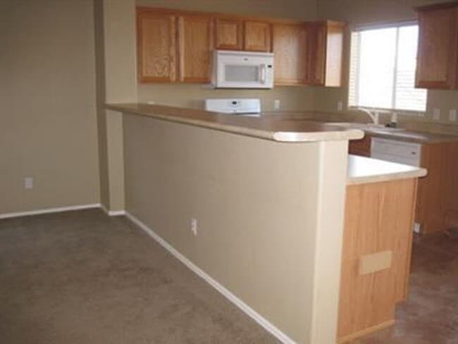 Building Photo - 2 Bedroom 2 Bath in Mountain Gate Contact ...