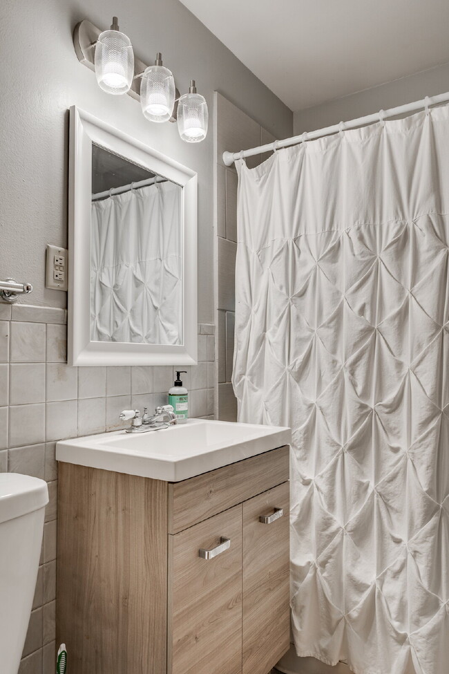 Building Photo - HUGE home with unique layout near U of MN - 5 bed 2 bath