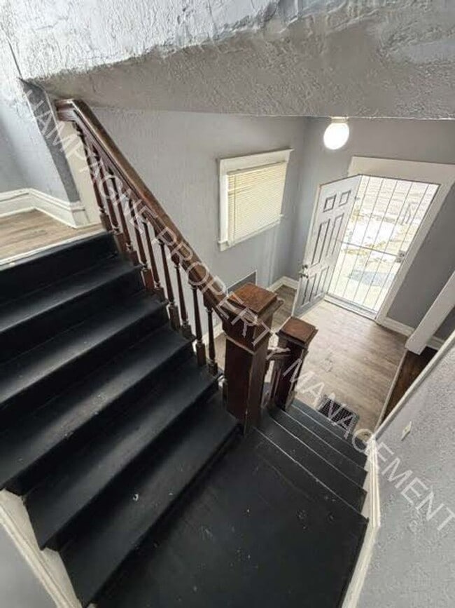 Building Photo - Newly Renovated Single Family Home