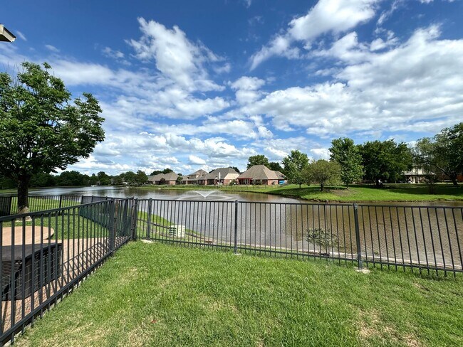 Building Photo - Stunning 2 bedroom 2 bathroom townhome in ...
