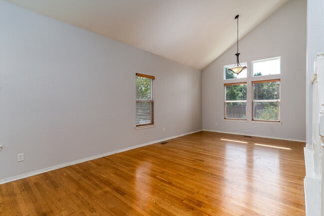 Building Photo - 4 Bedroom Home with 3 Car Garage! Move-in ...