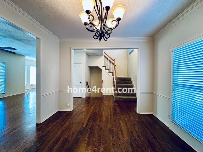 Building Photo - Blue Valley Northwest home on a cul-de-sac w/ granite counters, ss appliances and fenced yard!