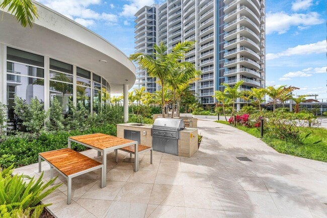 Building Photo - 220 Lake Shore Dr