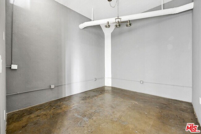 Building Photo - 315 E 8th St