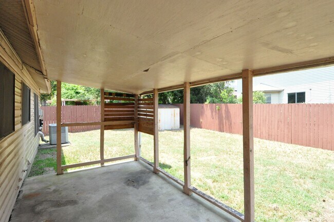 Building Photo - Available NOW! 4 bedrooms, one story, Grea...