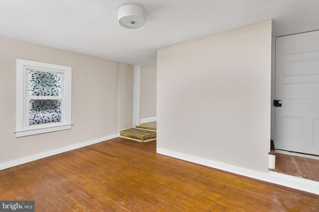 Building Photo - 22 Thompson St