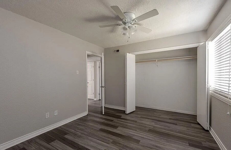 Building Photo - 804 Oran Cir