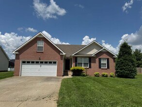 Building Photo - Almost 2000 sq.ft! Super Nice & Clean! 3 B...