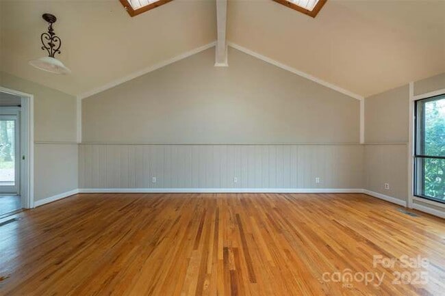 Building Photo - 411 Holly Hill Dr