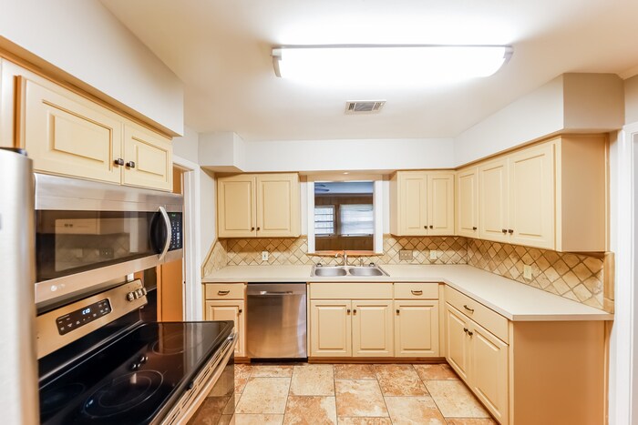 Building Photo - 1007 High Point Rd