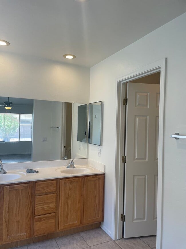 Building Photo - Lovely 3 Bedroom House!