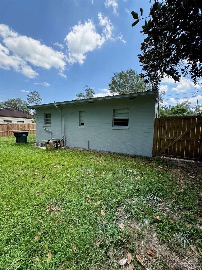 Building Photo - 408 Forrest St