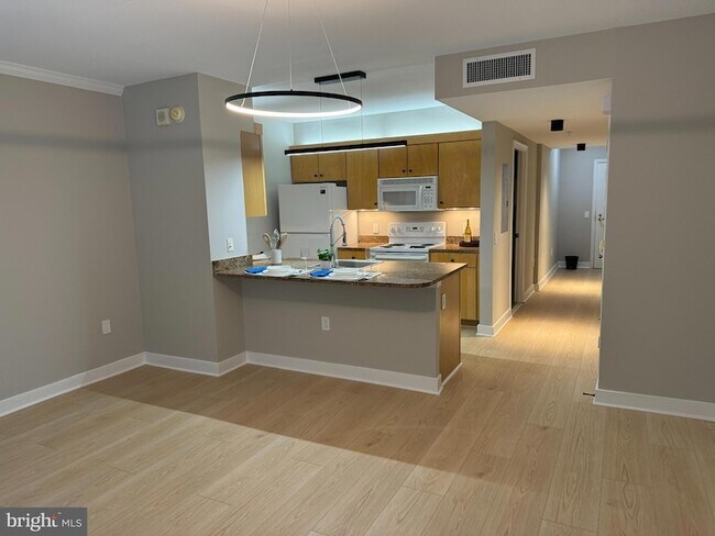 Building Photo - 616 E Street NW Unit 308