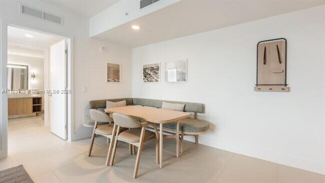 Building Photo - 601 NE 1st Ave