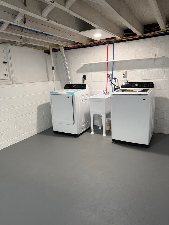 Building Photo - Tose St