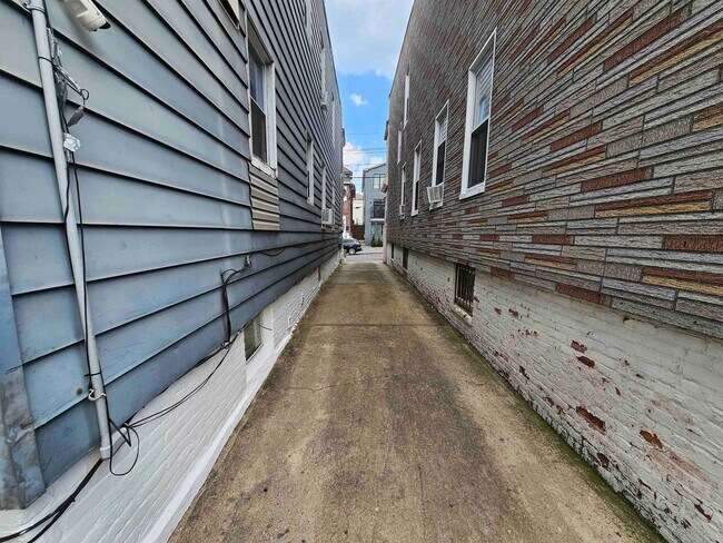 Building Photo - 303 Fulton Ave