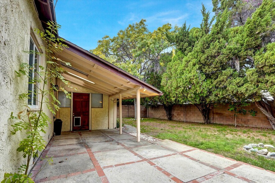 Building Photo - 5863 Alonzo Ave