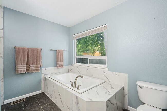 Building Photo - Stylish living in this modern 3 bed 2 bath...