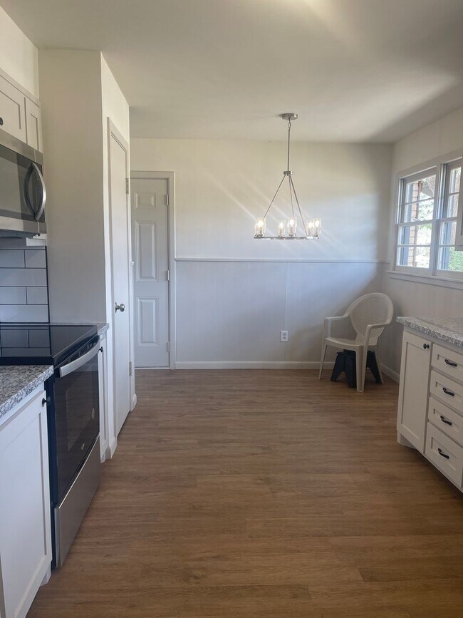 Building Photo - Pre-leasing for Fall! Adorable Remodeled House in Prime Location!