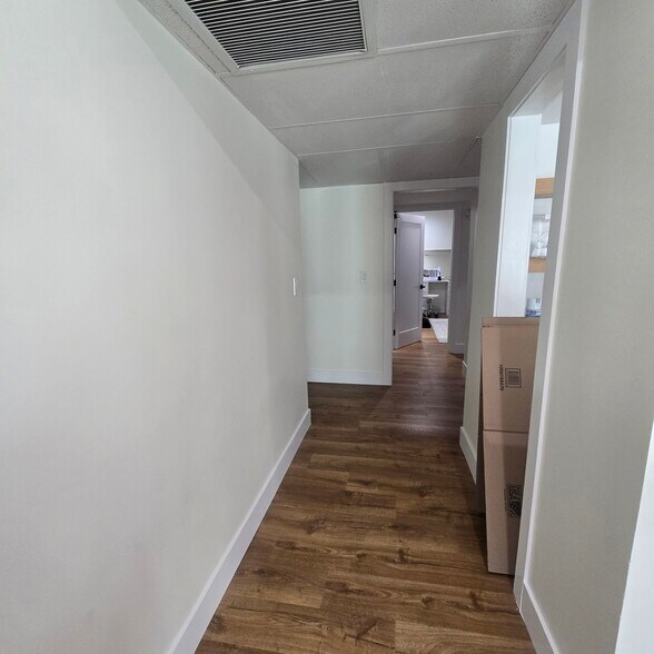 Building Photo - 916 S Sherbourne Dr