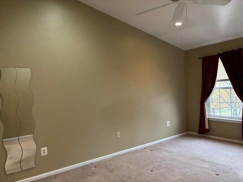 Building Photo - 637 Muhlenberg Dr