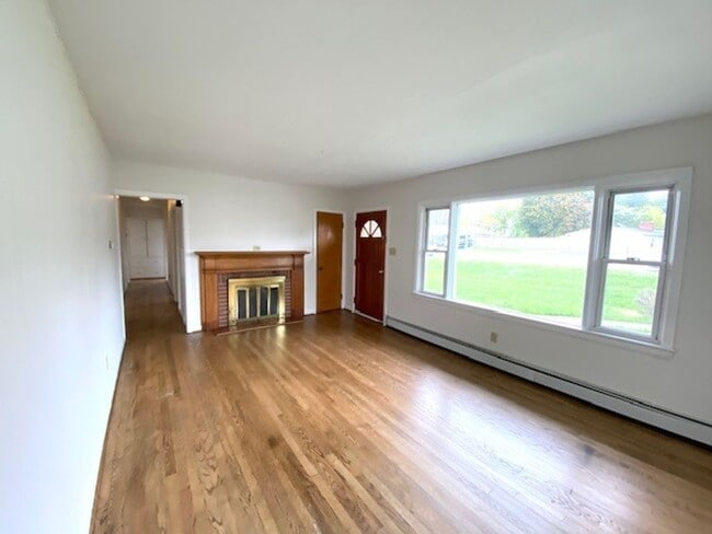 Building Photo - ONE LEVEL Single Family Home Close To Interstates!