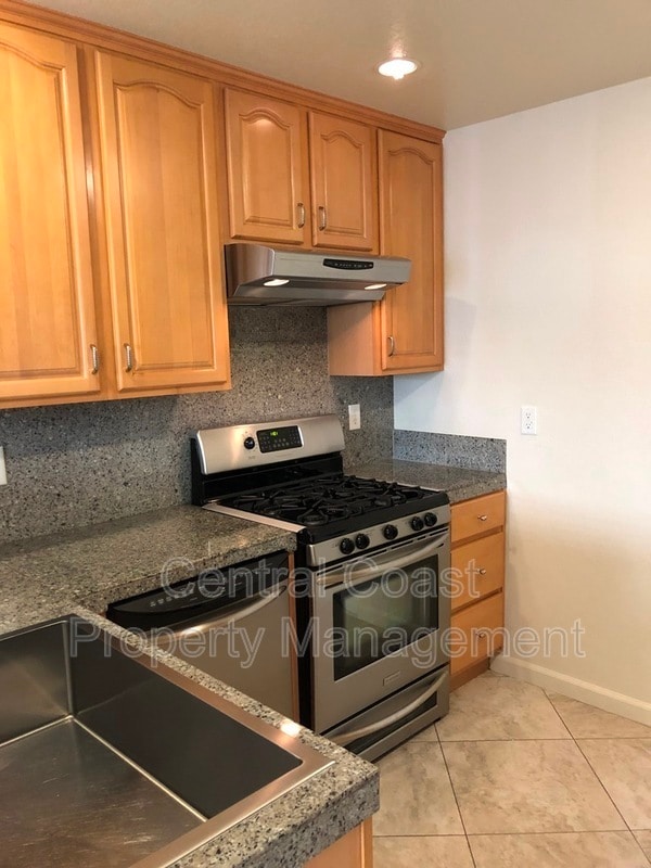 Building Photo - 10 Carmel Cir