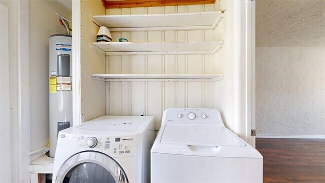 Building Photo - 911 E North Ave