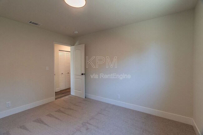 Building Photo - 8720 Fox Creek Dr