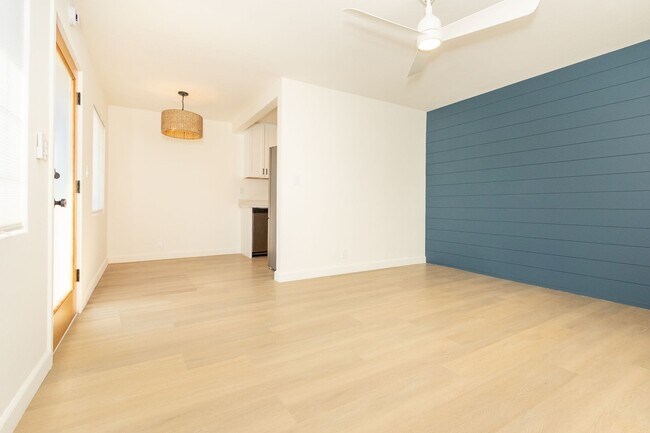 Building Photo - Showing NOW! Stylishly Remodeled 1-Bed/1-Bath Gem in Crown Point / Pacific Beach. Only $1500 DEPO...