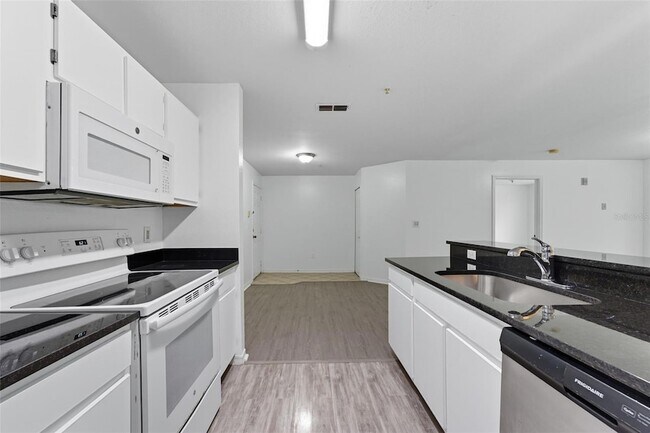 Building Photo - 5459 Vineland Rd