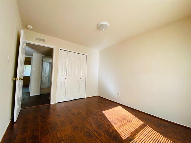 Building Photo - 615 Stonewall Dr