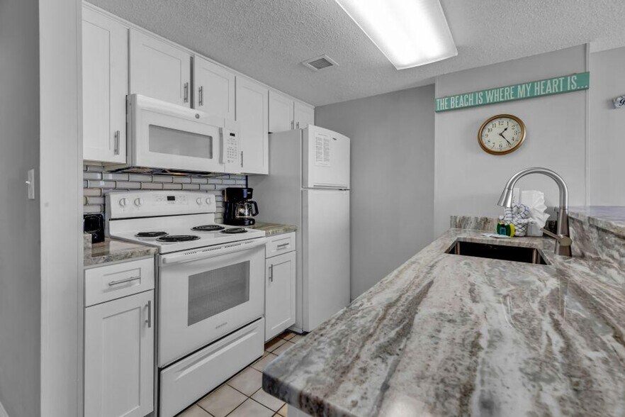 Building Photo - 647 N Creekside Dr