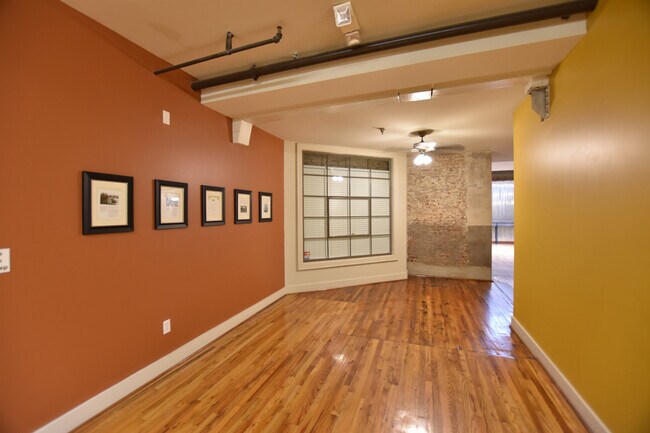 Building Photo - Stunning  2 Bedroom Loft @ Piedmont Leaf Lofts in Innovation Quarter!