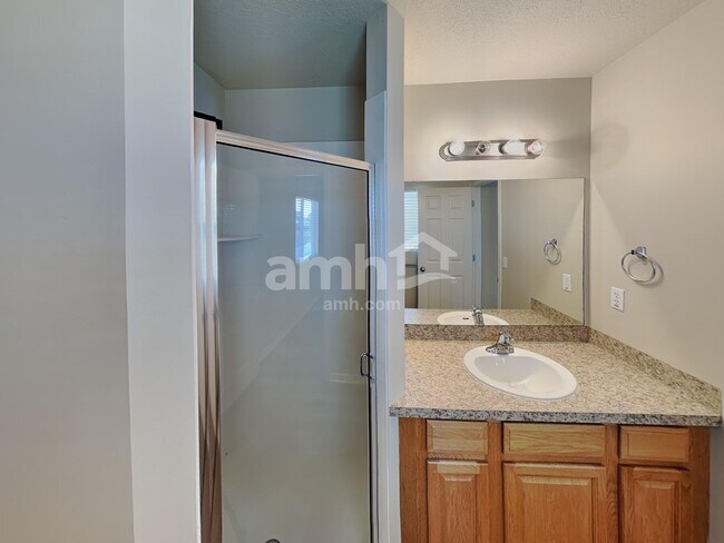 Building Photo - 1169 N Orchard Ave