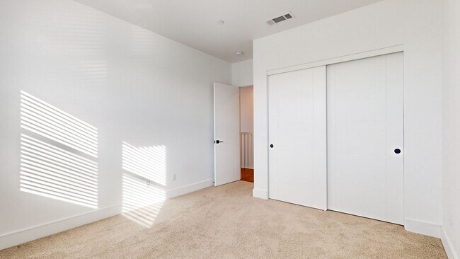 Building Photo - Beautiful and Bright 3 Bedroom 2.5 Bathroom Home with 2 Car Tandem Garage! PG&E Included!