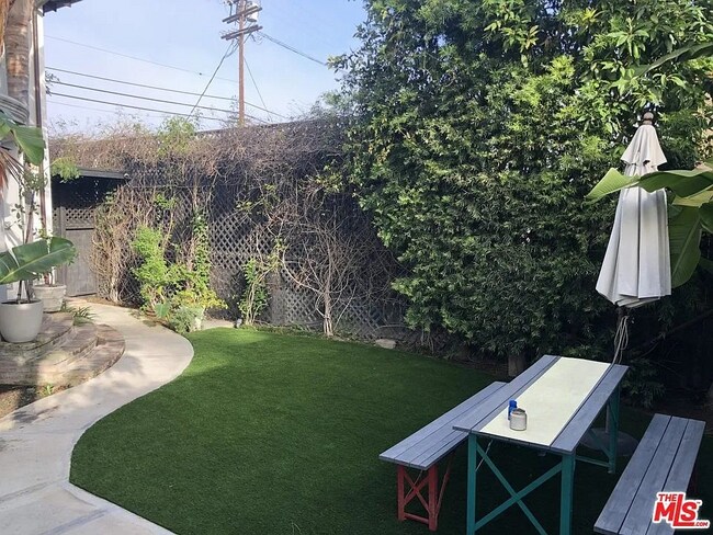 Building Photo - 835 N Sycamore Ave