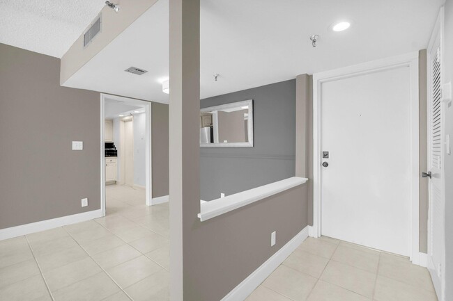 Building Photo - 6895 Willow Wood Dr