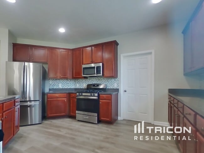 Building Photo - 383 Roseglen Dr NW