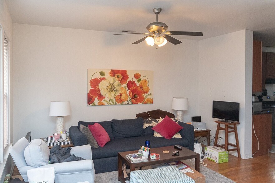 Building Photo - 2627 N Marshfield Ave