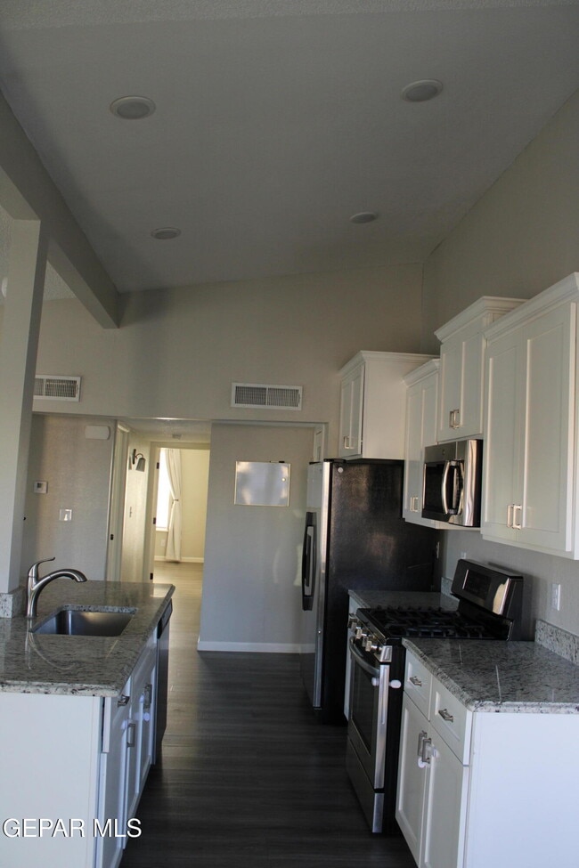 Building Photo - 11100 La Quinta Pl