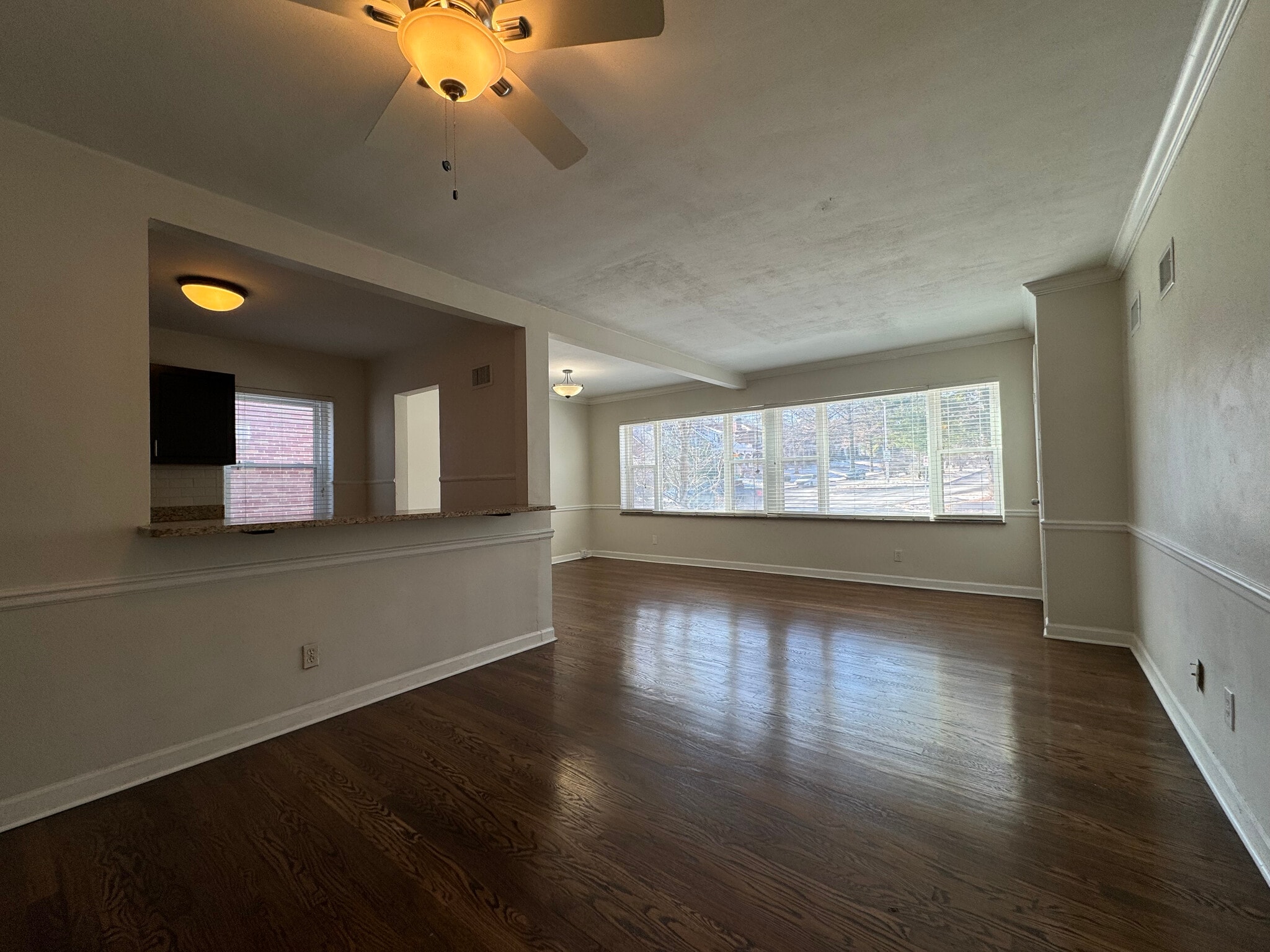 Building Photo - 422 S Hanley Rd