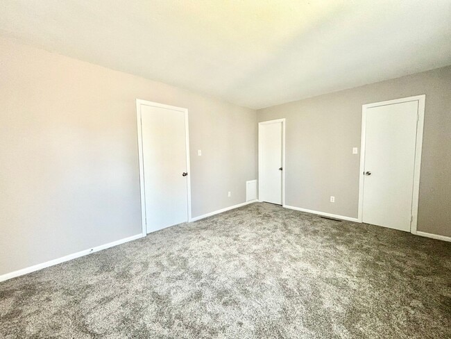 Building Photo - Cozy Updated End Unit Home In Virginia Beach