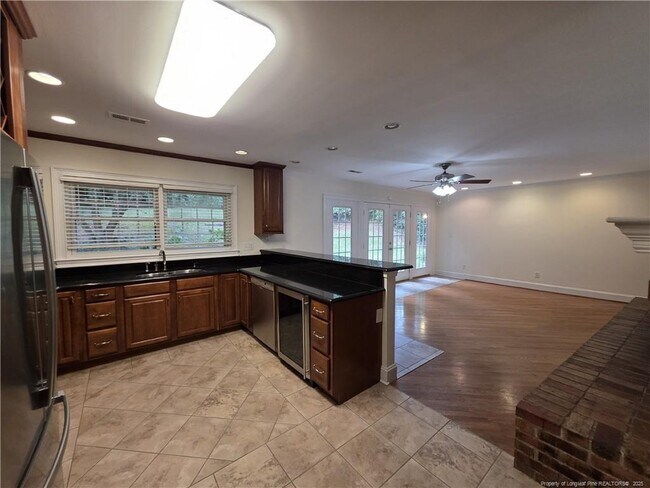 Building Photo - 342 Devane St