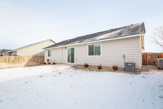 Building Photo - 3 bed 2 bath home