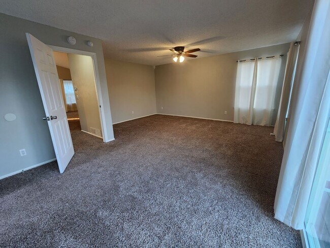 Building Photo - Huge 3 Bed 2 Bath Home With Patio, Deck, a...